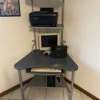 scrivania porta PC angolare con scaffalatura