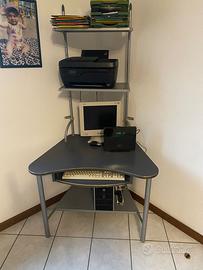 scrivania porta PC angolare con scaffalatura