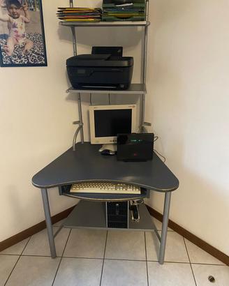 scrivania porta PC angolare con scaffalatura