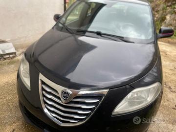 Lancia ypsilon 5 porte