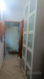 Armadio con mensole a due ante di vetro