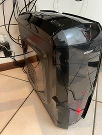 PC assemblato con 2 schermi, mouse e tastiera