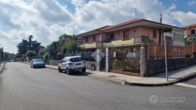 3 LOCALI A VIAGRANDE