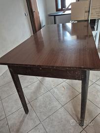 Tavolo da pranzo vintage in legno con cassetto 