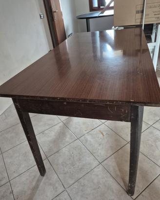 Tavolo da pranzo vintage in legno con cassetto 