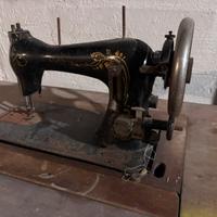 Antica macchina da cucire manuale Folgor