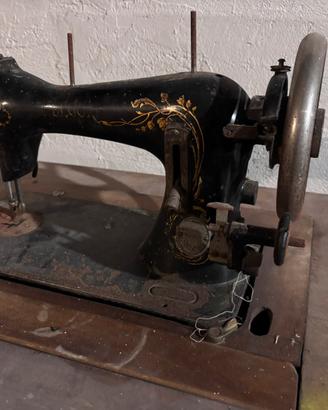 Antica macchina da cucire manuale Folgor