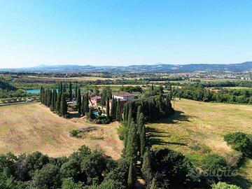 Rustico / Casale di 2400 m² con box auto a Sinalun