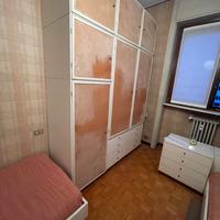 Armadio bianco con dettagli rosa vellutati