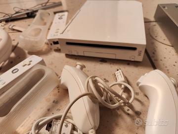 Nintendo Wii con 2 joypad, 2 volanti e adatt. HDMI