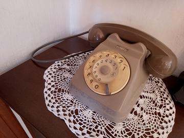 telefono a cornetta .