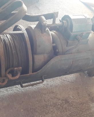 Argano elettrico completo di cavalletti e rotaia