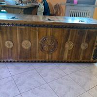 Cassapanca in noce massello.