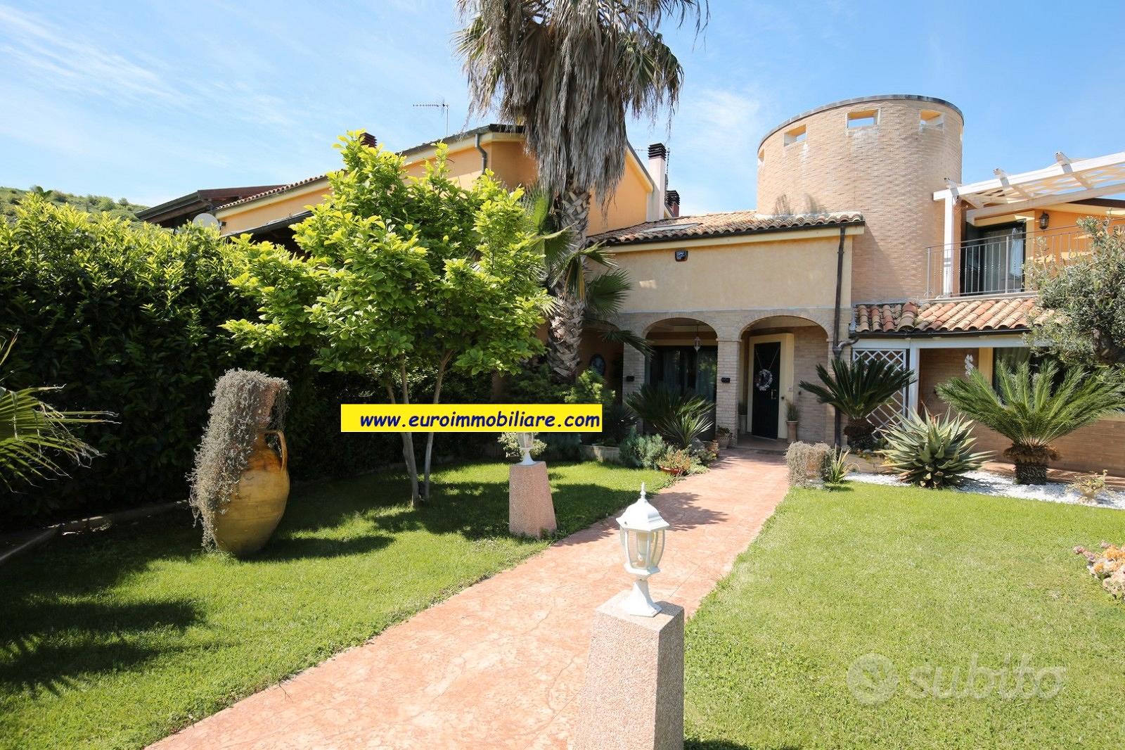Villa bifamiliare con vista mare e giardino - Vista 2