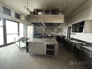 Attrezzatura e mobili ex ristorante pizzeria