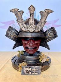 Statuetta samurai con elmo
