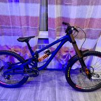 Bici DH Saracen Myst team
