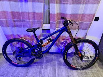 Bici DH Saracen Myst team