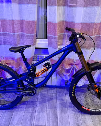 Bici Downhill Saracen Myst team