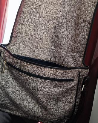 borsa Borbonese con patta e tracolla.