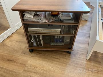 Mobiletto porta tv con ripiani e sportelli