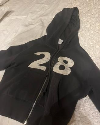 felpa grigia con scritte bershka