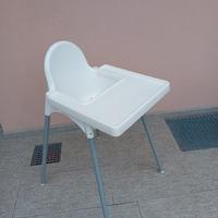 seggiolone bianco con vassoio 