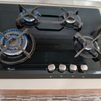 Piano cottura in vetro nero whirpool.