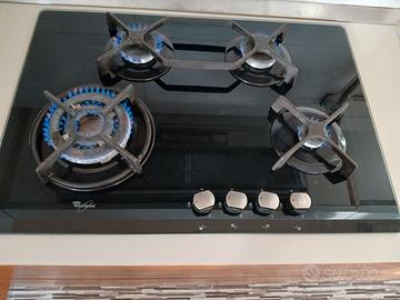 Piano cottura in vetro nero whirpool.