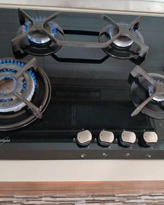 Piano cottura in vetro nero whirpool.