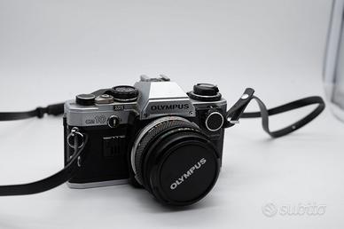 Macchina fotografica Olympus OM10 con 3 obiettivi