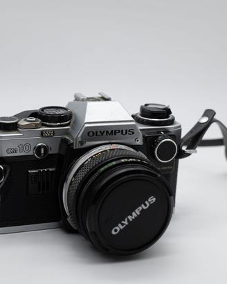 Macchina fotografica Olympus OM10 con 3 obiettivi