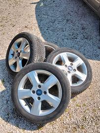 Cerchi in lega Ford con pneumatico