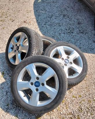 Cerchi in lega Ford con pneumatico