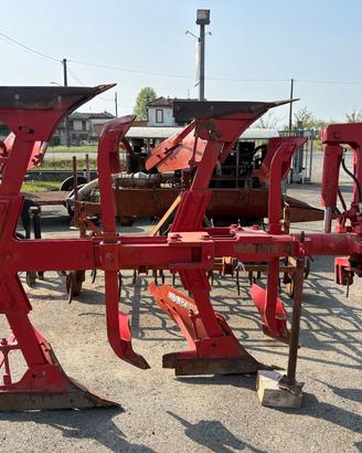 Aratro bivomere rivoltino idraulico marca Monza Mo