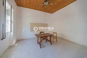 Ampia semindipendente con cortile a Pirri