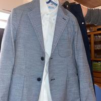 giacca, camicia bianca, pantaloni e gilet eleganti