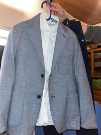 giacca, camicia bianca, pantaloni e gilet eleganti