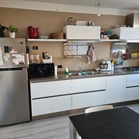 Cucina con penisola e piano in quarzite –  2 anni