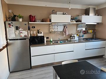 Cucina con penisola e piano in quarzite –  2 anni