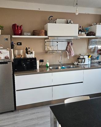 Cucina con penisola e piano in quarzite –  2 anni