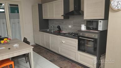 cucina completa di elettrodomestici 