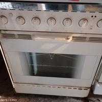 Fornello a gas 4 fuochi con forno.