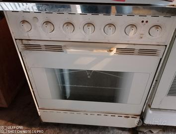 Fornello a gas 4 fuochi con forno.