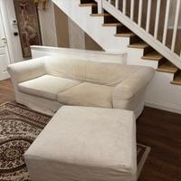 divano bianco elegante con pouf