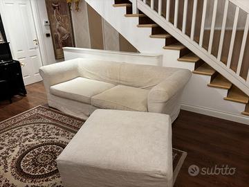 divano bianco elegante con pouf