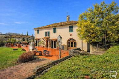 Casale con impianto equestre e 13,5 ettari di terr