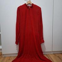 Abito lungo plissé rosso con colletto alto e manic