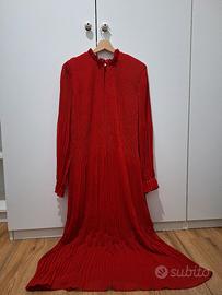 Abito lungo plissé rosso con colletto alto e manic