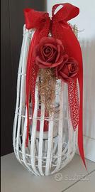 Lanterna bianca in legno con candela rossa